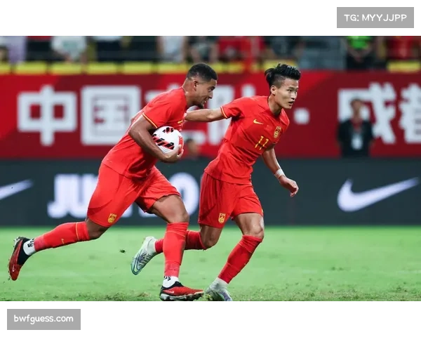 成都凤凰山专业足球场再现红色海洋